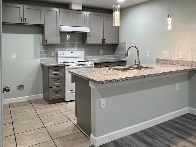 Building Photo - 22061 Russell Dr