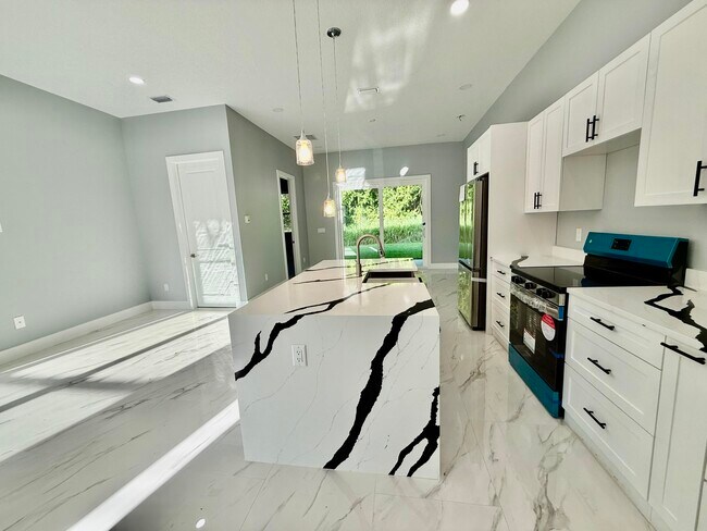 Building Photo - 660 NE Moss Rose Pl