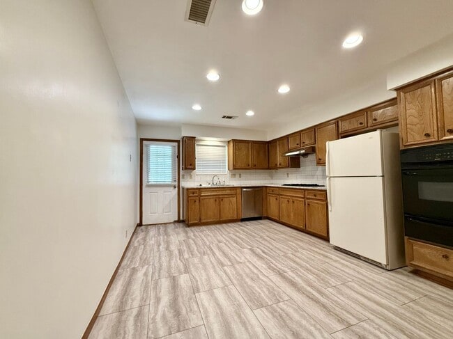 Building Photo - 3900 Knollwood Dr
