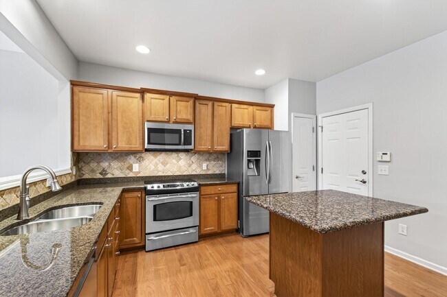Building Photo - Cozy 3BR Townhouse in Glenwood Crossing!