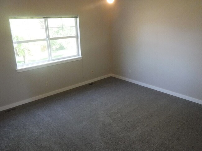 Building Photo - Beautiful Newly Renovated 3 Bedroom Home- ...