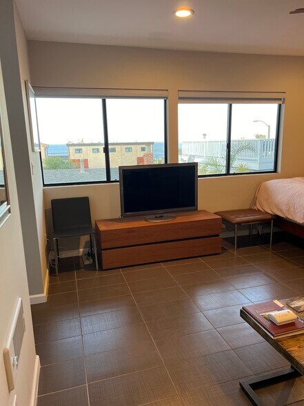 Building Photo - 3005 Crest Dr