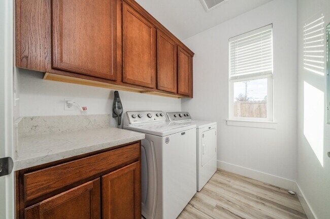 Building Photo - Modern 3-Bed / 2-Bath Home in Redding- Dog...