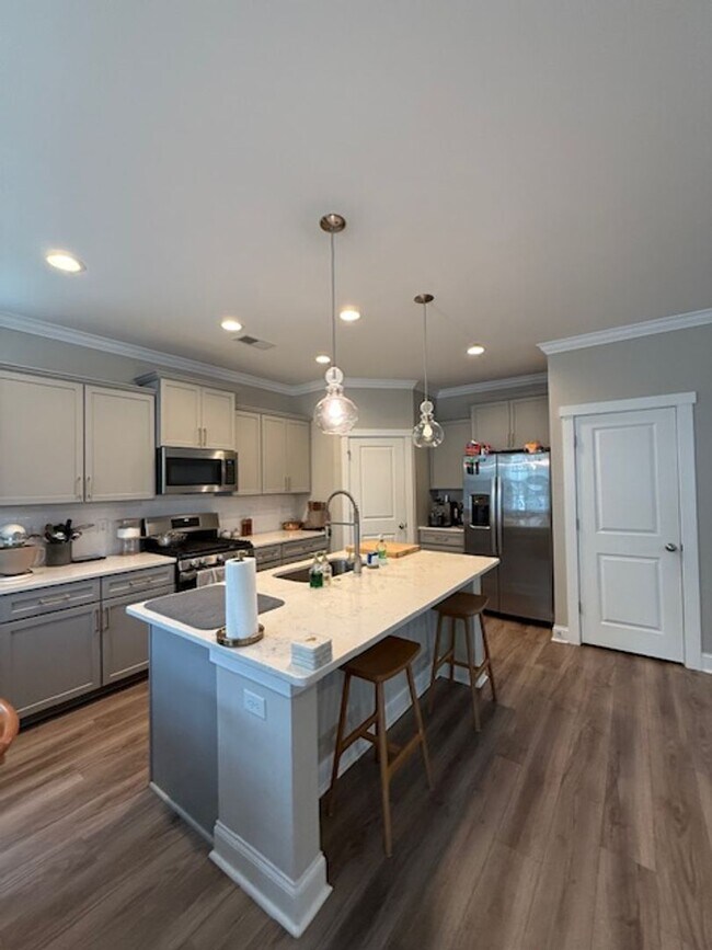 Building Photo - Quaint Neighborhood Living: Spacious 3 Bed...