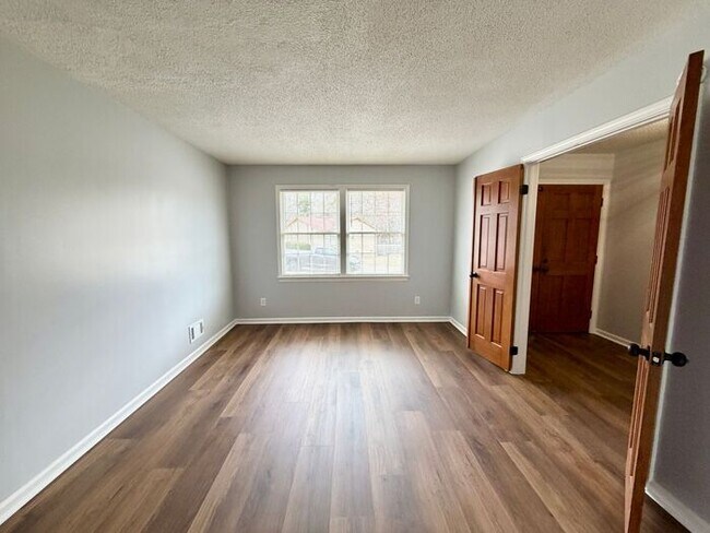 Building Photo - Irmo-Offering Self Guided Tour with RENTLY!