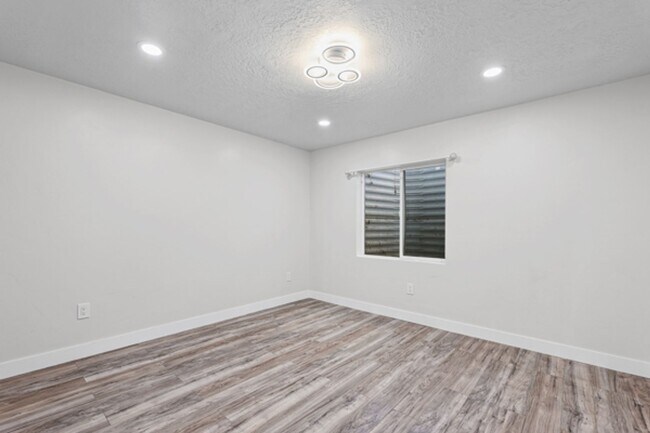 Building Photo - Large luxurious house with view of beautiful Utah Lake!