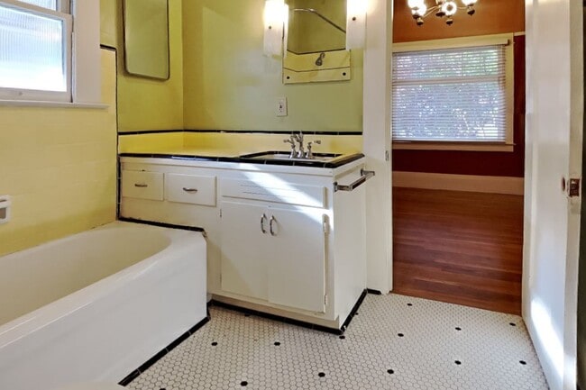 Building Photo - Charming Lank Park Bungalow