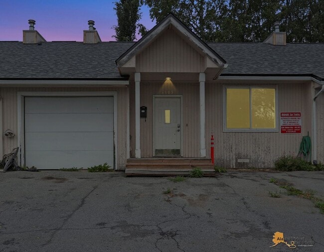 Building Photo - 1105 W 34th Ave