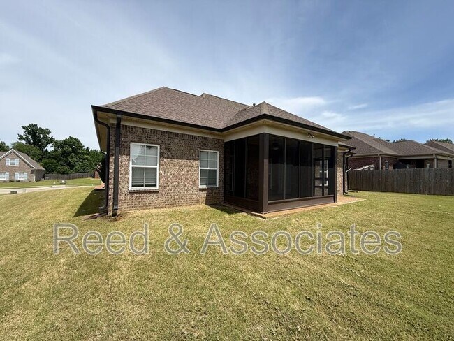 Building Photo - 3261 Vineyard Dr S