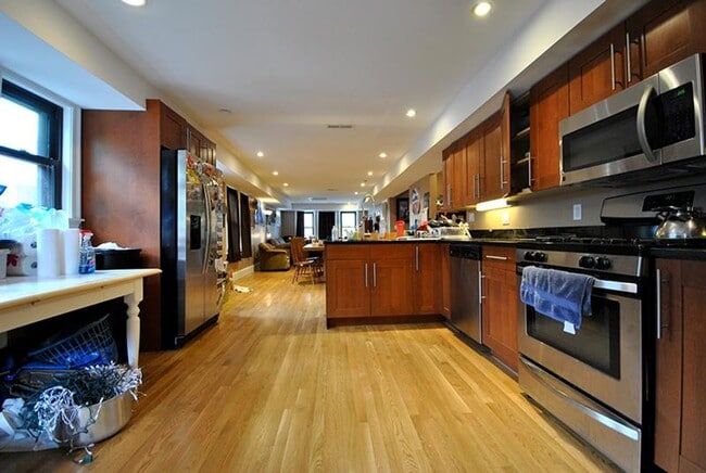 Building Photo - CENTRAL AIR ~ NICE 5 BED/2 BATH ON THE ALLSTON/BRIGHTON LINE FOR 9/1