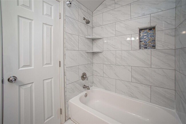 Building Photo - 10700 Deer Hill Dr