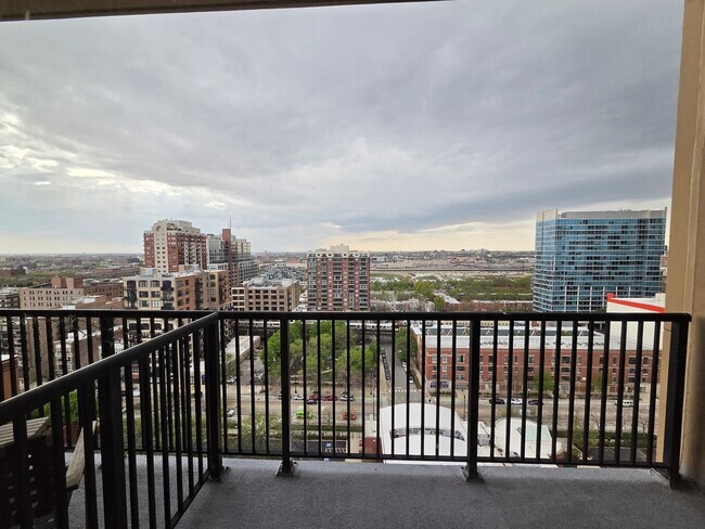 Building Photo - 1464 S Michigan Ave