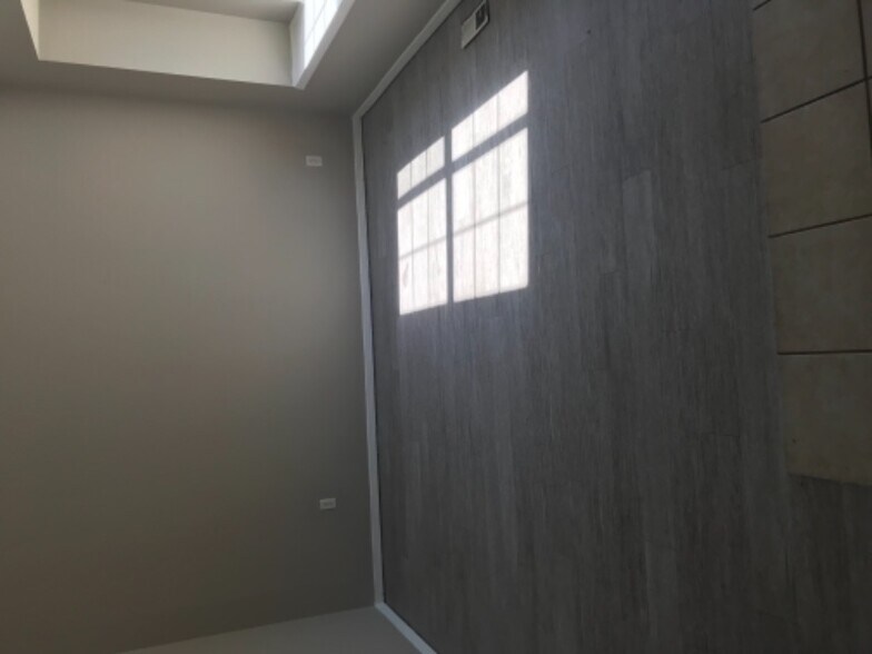 Building Photo - 18757 E Hawaii Dr