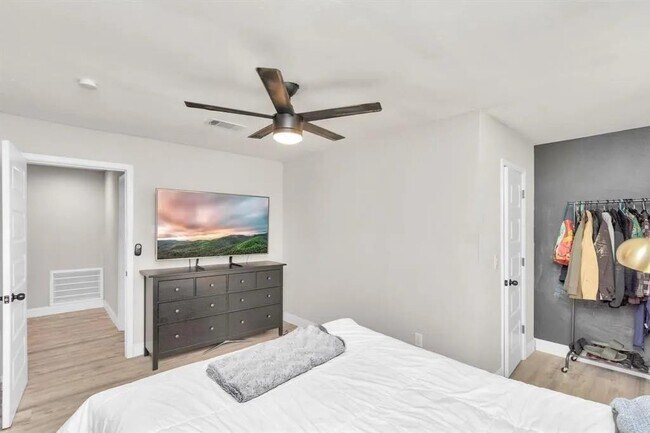 Building Photo - 5658 Ludington Dr