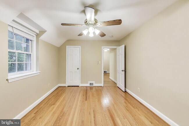 Building Photo - 9326 W Parkhill Dr