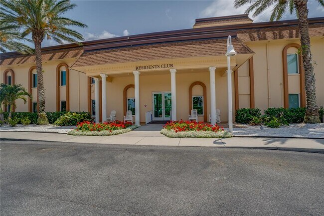 Building Photo - 4900 Brittany Dr S