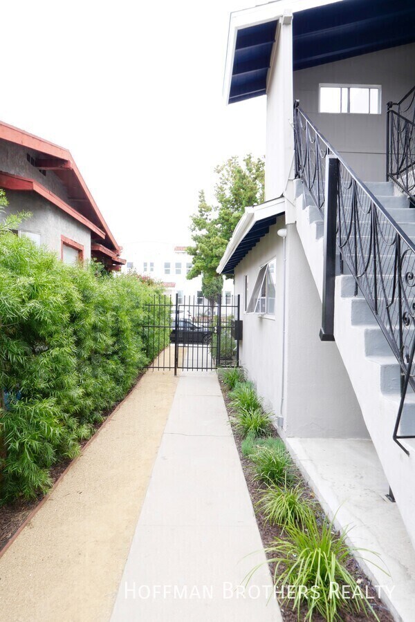 Building Photo - 3005 Normandie Ave