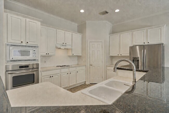 Building Photo - 118 Robindale Cir