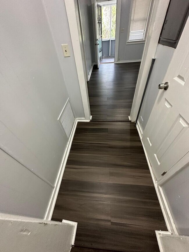 Building Photo - Fully Renovated 2/1 Single Family Available Now!