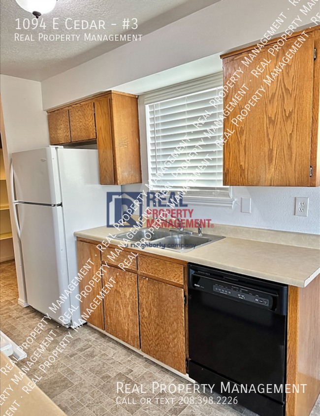 Building Photo - 2 Bedroom 1 bath Apartment - Dog Friendly