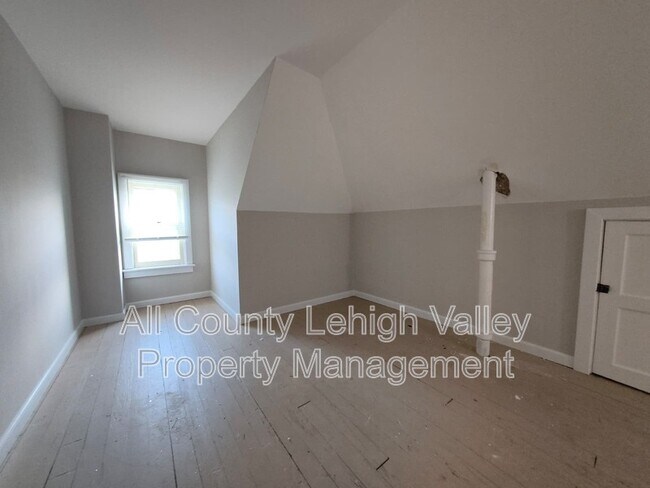 Building Photo - 226 E Ettwein St
