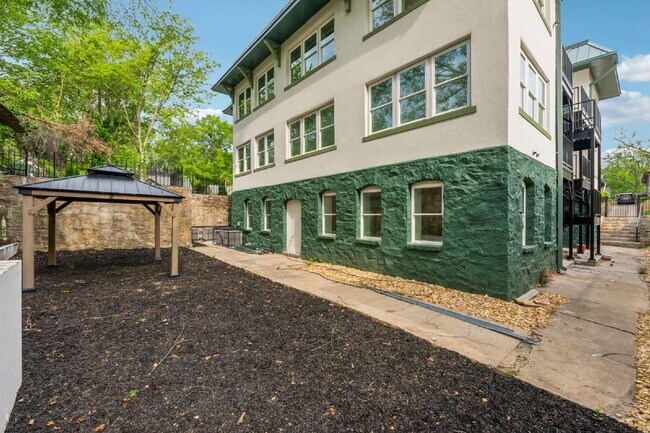 Building Photo - Come check out the West End Flats!