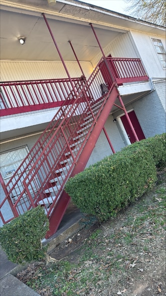 Building Photo - 701 Canada St