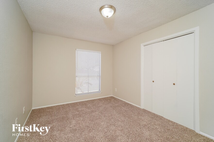 Building Photo - 1702 Jay Schellman St