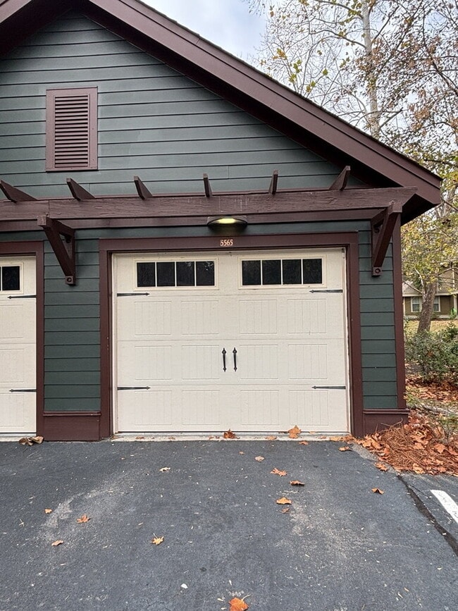 Building Photo - 5565 Colonial Chatsworth Cir