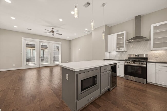 Building Photo - 2010 St Charles St