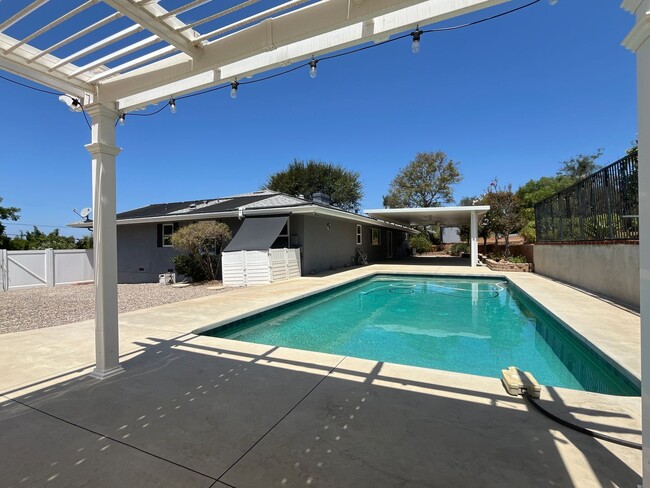Building Photo - 2085 Warmlands Ave