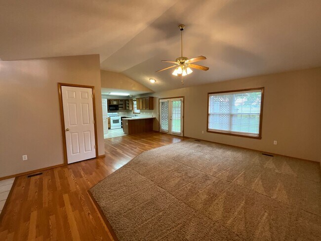 Building Photo - Beautiful Home on Private Setting