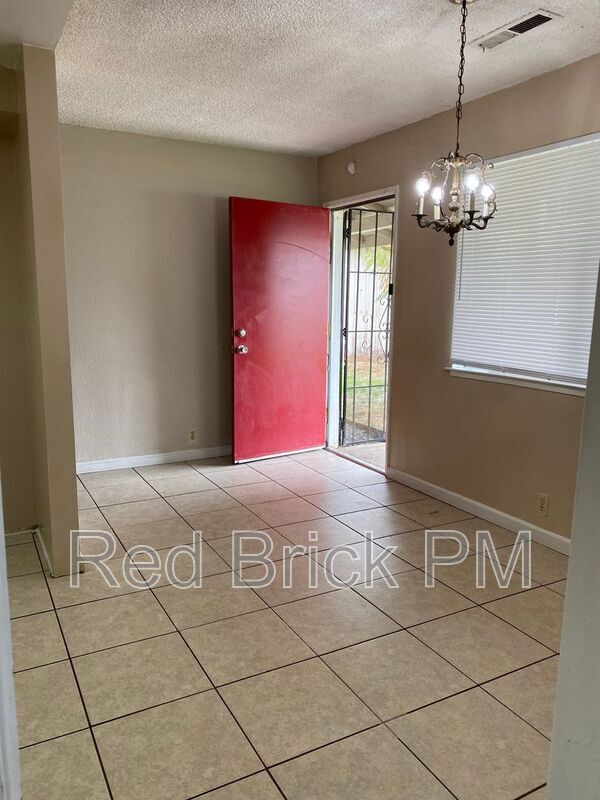 Building Photo - 800 E 23rd St