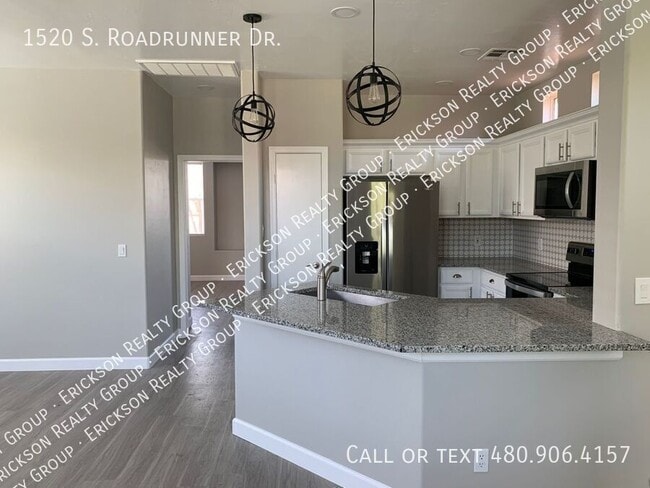 Building Photo - 1520 S Roadrunner Dr