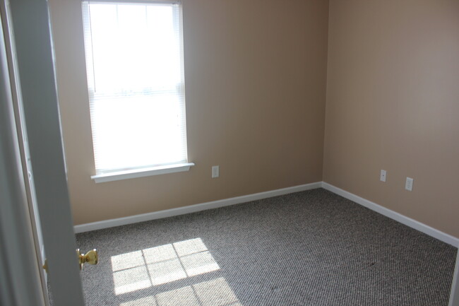 Building Photo - 3 Bedroom, 2.5 Bathroom Duplex for Rent wi...