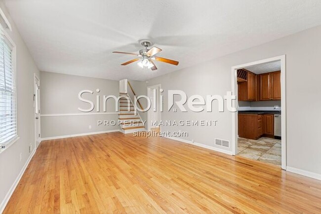 Building Photo - Renovated 3 Bed/ 2 Bath - 1st month free w...