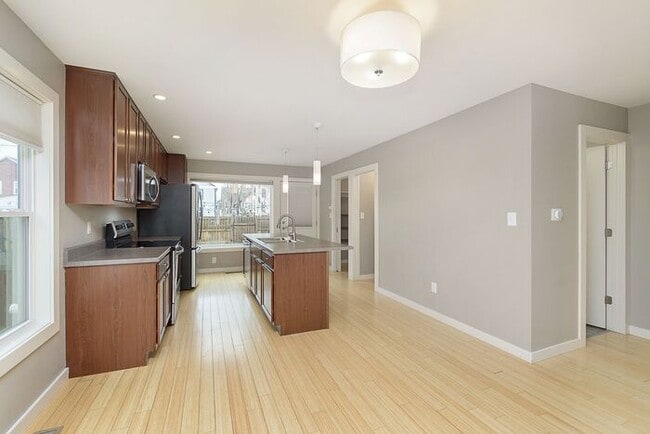 Building Photo - Lovely 3 Bedroom 2.5 Bath Townhome Steps From The Monon!
