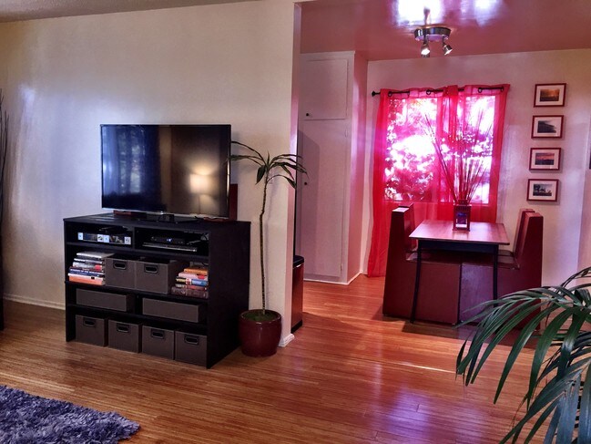 Dining Area - 20 20th Ave