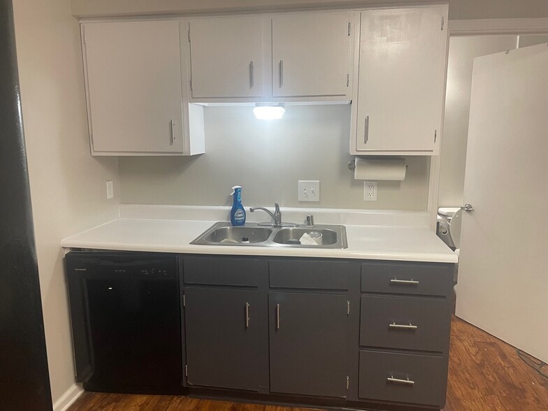 Kitchen - 1527 Kenton St