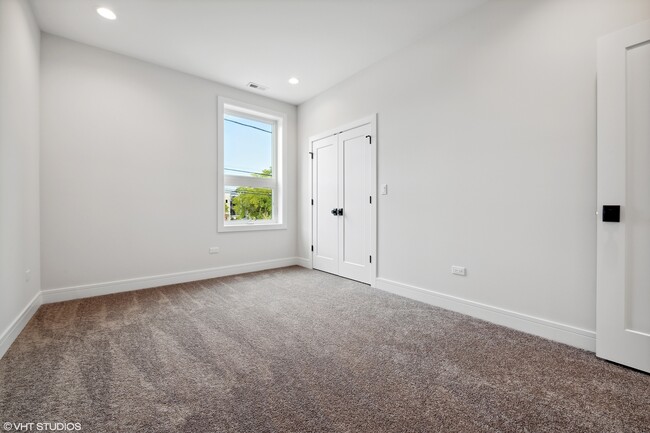 Building Photo - 418 E Oakwood Blvd