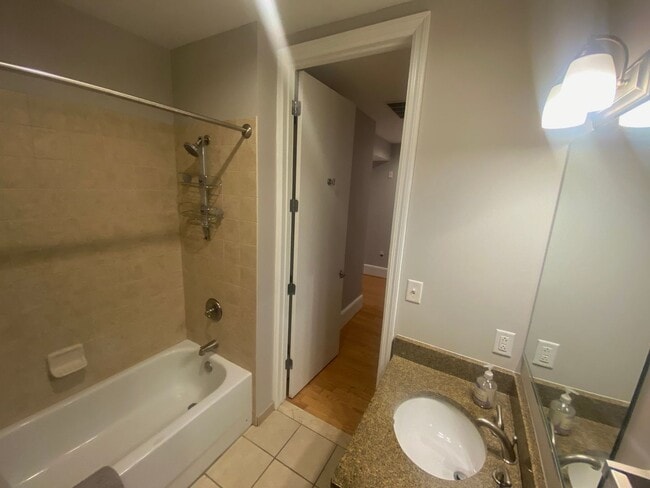 Building Photo - Open And Updated One Bedroom Apartment At ...