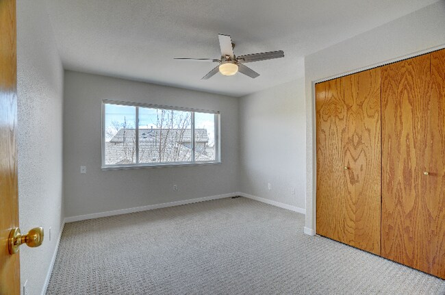 Building Photo - 652 Ridgeview Dr