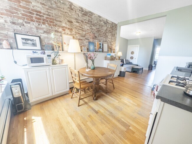 Building Photo - 148 Berkshire St