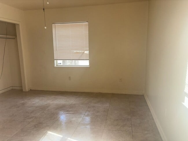 Building Photo - 5866 Kinder Dr