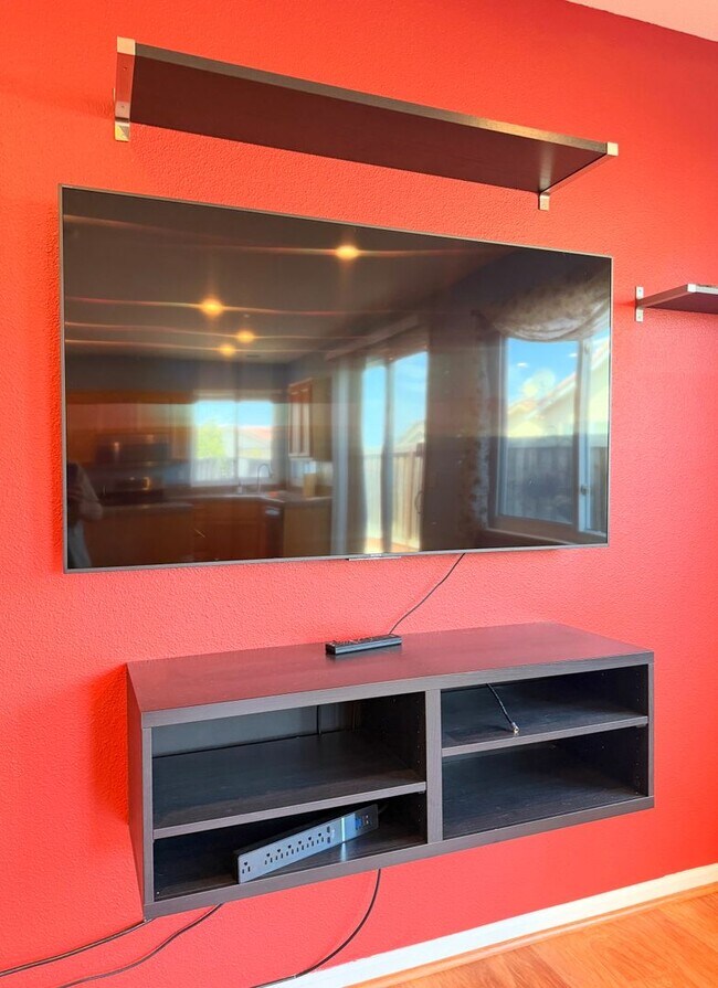 Building Photo - 720 Legends Pl