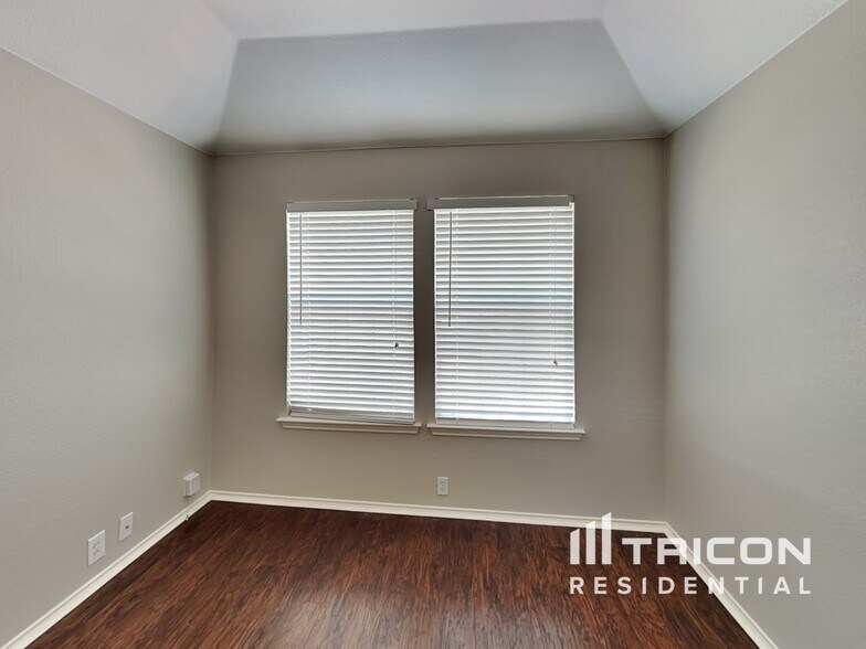 Building Photo - 317 Welch Dr