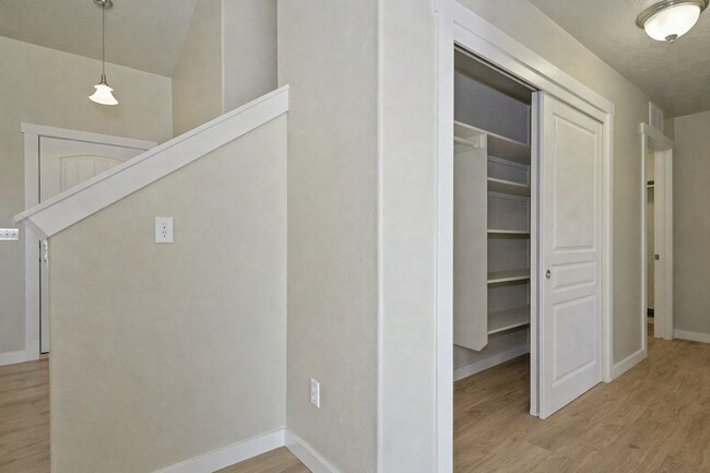 Building Photo - 3456 N Maplestone Ave