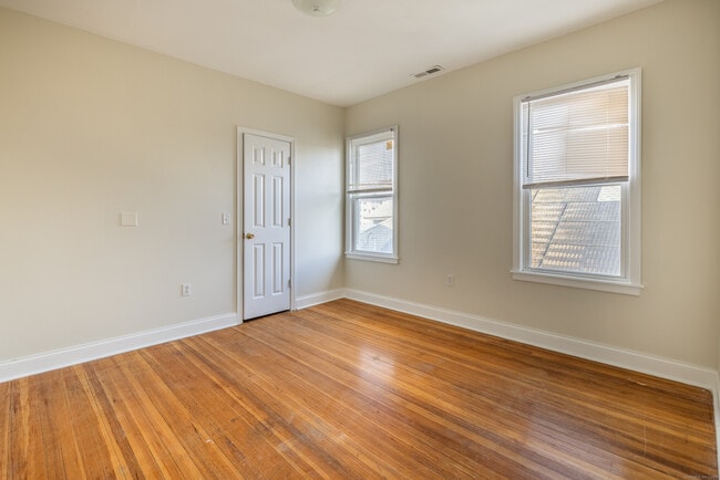 Building Photo - 25 Hunting St