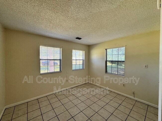 Building Photo - 159 SW Elizabeth Ct