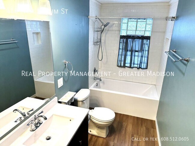 Building Photo - Gorgeous Deforest house for rent with many...